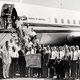 La tripulación del primer vuelo supersónico civil acompañados de ingenieros y directivos de la Douglas. Bill Magruder es el de camisa blanca detrás del letrero (vía Air & Space Magazine).